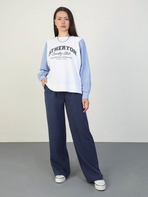 Vanilya Basklı Detaylı Çizgili Tişört