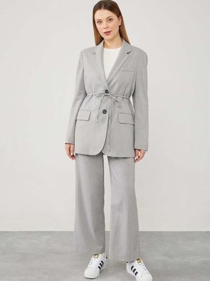 Gri Belden Bağlamalı Çizgili Pantolonlu Takım