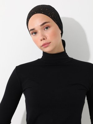 Siyah Gold Taşlı Üçgen Kosinka Bone