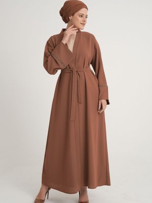 Kahverengi Kumlu Krep Kumaş Manşet Kol Taşlı Abaya Ferace Tesettür Kahverengi Kumlu Krep Kumaş Manşet Kol Taşlı Abaya Ferace Tesettür