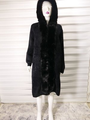 Siyah Italyan Cepleri Ve Kapüşonlu Kürklü Fermuarlı Angora Kaban Siyah Italyan Cepleri Ve Kapüşonlu Kürklü Fermuarlı Angora Kaban