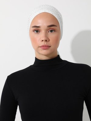 Krem Taşlı Üçgen Kosinka Bone