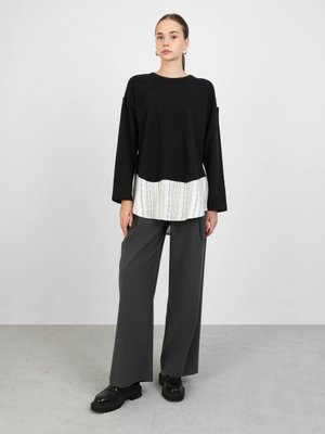 Siyah Pamuklu Çizgi Detaylı Tişört