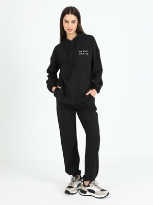 Rahat Kalıp İki İplik Baskılı Eşofman Takımı Siyah Rahat Kalıp İki İplik Baskılı Eşofman Takımı Siyah