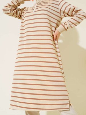 Latte Yatay Çizgili Yaka Fermuarlı Tunik Latte Yatay Çizgili Yaka Fermuarlı Tunik