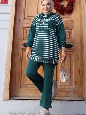 Yeşil Kapüşonlu Ve Önü Yarım Fermuarlı Çizgili İplik Pantolon İle Tunik Takım Yeşil Kapüşonlu Ve Önü Yarım Fermuarlı Çizgili İplik Pantolon İle Tunik Takım