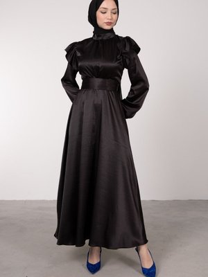 Omuz Yarım Fırfır Detaylı Kuşaklı Saten Abiye Elbise Siyah
