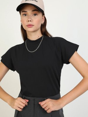 Siyah Dik Yakalı Düşük Kollu Tshirt Siyah Dik Yakalı Düşük Kollu Tshirt