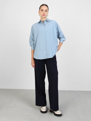 Mavi Kurdele Detaylı Pamuklu Oversize Gömlek Mavi Kurdele Detaylı Pamuklu Oversize Gömlek