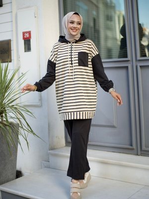 Siyah Kapüşonlu Ve Önü Yarım Fermuarlı Çizgili İplik Pantolon İle Tunik Takım Siyah Kapüşonlu Ve Önü Yarım Fermuarlı Çizgili İplik Pantolon İle Tunik Takım