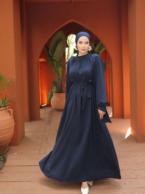 Yakası Büzgülü Kolu Kurdelalı Elbise