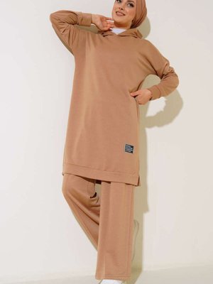 Bej Önü Armalı Kapüşonlu İkili Takım Bej Önü Armalı Kapüşonlu İkili Takım