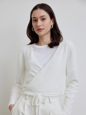 Yumuşak Dokulu Bağlamalı Hırka Ekru Yumuşak Dokulu Bağlamalı Hırka Ekru