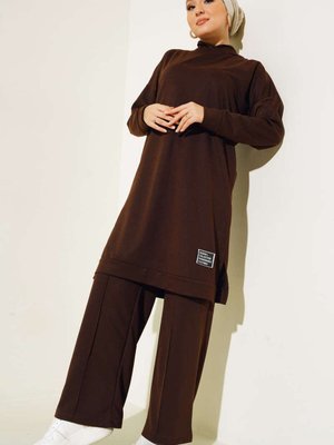 Kahverengi Önü Armalı Kapüşonlu İkili Takım Kahverengi Önü Armalı Kapüşonlu İkili Takım