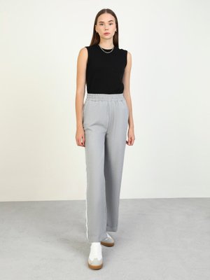 Gri Mavi Şerit Detaylı Cepli Pantolon