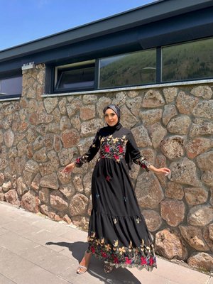 Nakış İşlemeli Çiçek Desenli Şifon Elbise Nakış İşlemeli Çiçek Desenli Şifon Elbise