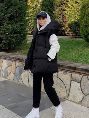 Siyah Kapüşonlu Dolumlu Cepli Şişme Yelek Siyah Kapüşonlu Dolumlu Cepli Şişme Yelek