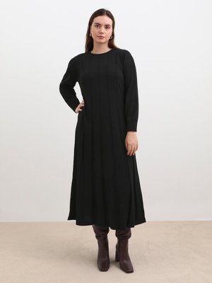 Siyah Boydan Pileli Büyük Beden Triko Elbise Siyah Boydan Pileli Büyük Beden Triko Elbise