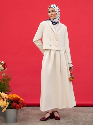 Düğme Detaylı Kısa Ceket Bej