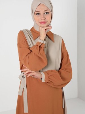 Yanı Bağlama Detaylı İki Renkli Elbise Yanı Bağlama Detaylı İki Renkli Elbise