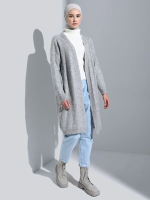 Yumuşak Ve Rahat Kalıp Triko Hırka Gümüş Rengi Yumuşak Ve Rahat Kalıp Triko Hırka Gümüş Rengi