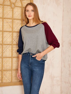 Gri Bordo Lacivert Yuvarlak Yaka Dikiş Detaylı Uzun Kollu Bluz Sweatshirt Gri Bordo Lacivert Yuvarlak Yaka Dikiş Detaylı Uzun Kollu Bluz Sweatshirt