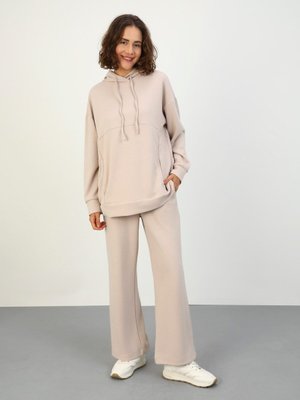 Rahat Kalıp İki İplik Eşofman Takımı Bej Rahat Kalıp İki İplik Eşofman Takımı Bej