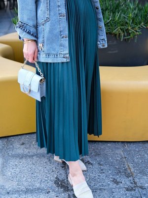 Deri Görünümlü Beli Lastikli Uzun Piliseli Etek Zümrüt Yeşili Deri Görünümlü Beli Lastikli Uzun Piliseli Etek Zümrüt Yeşili