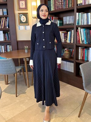 Manşetli Çizgili Etek Takım Lacivert Manşetli Çizgili Etek Takım Lacivert