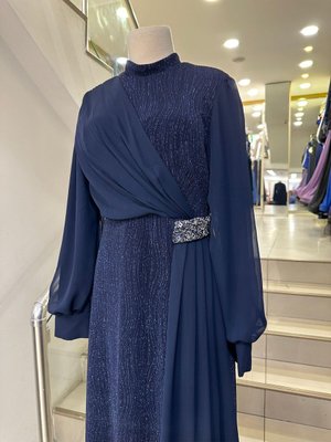 Esnek Kumaş Bel Taş Detay Omuz Ve Etek Kısmında Şifon Tasarım Battal Abiye Elbise Lacivert