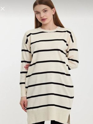 Siyah Bisiklet Yaka Eteği Yırtmaçlı Tek Plaka Merserize Önü Çizgili Salaş Triko Tunik Siyah Bisiklet Yaka Eteği Yırtmaçlı Tek Plaka Merserize Önü Çizgili Salaş Triko Tunik