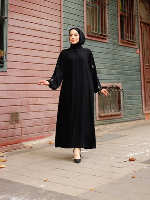 Çiçek Desenli Siyah Medine Ipeği Patlı Fermuarlı Kuşaklı Cepli Ferace