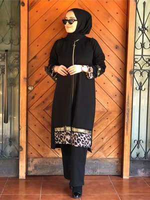 Leopar Detay Fermuar Kapamalı Eşofman Takımı Leopar Detay Fermuar Kapamalı Eşofman Takımı