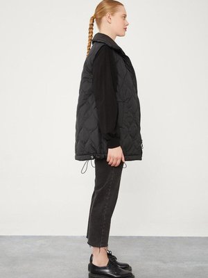 Siyah Desenli Kapitone Şişme Yelek