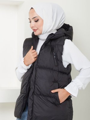 Siyah Cep Kapüşonlu Fermuarlı Dolumlu Yelek Siyah Cep Kapüşonlu Fermuarlı Dolumlu Yelek