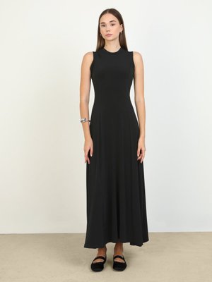 Siyah Bisiklet Yakalı Kolsuz Sandy Kumaş Elbise