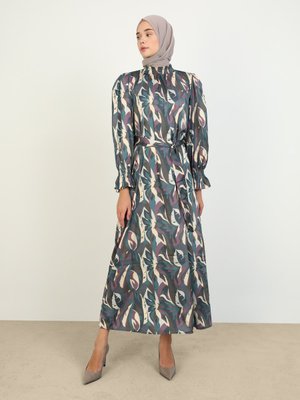 Yakası Gipeli Saten Elbise Lilyum Çiçek Desenli