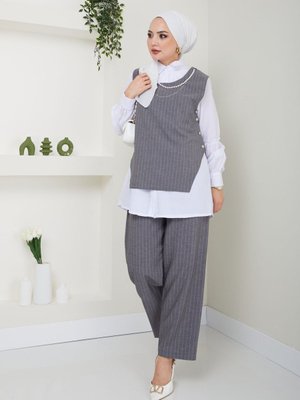 Gri Kolye Detay Gömlek Yaka Çizgili Üçlü Yelekli Takım