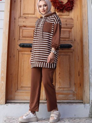 Kahverengi Kapüşonlu Ve Önü Yarım Fermuarlı Çizgili İplik Pantolon İle Tunik Takım Kahverengi Kapüşonlu Ve Önü Yarım Fermuarlı Çizgili İplik Pantolon İle Tunik Takım