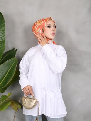 Beyaz Cep Ve Ön Fırfırlı Tunik