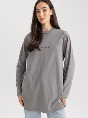 Regular Fit Yarım Balıkçı Yaka Slogan Desenli Uzun Kollu Tunik