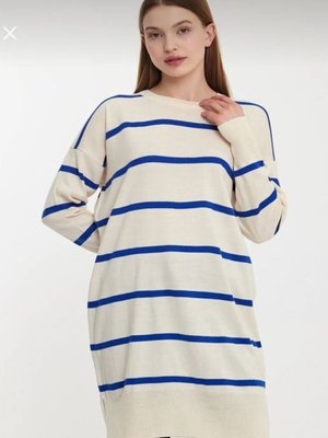 Saks Bisiklet Yaka Eteği Yırtmaçlı Tek Plaka Merserize Önü Çizgili Salaş Triko Tunik Saks Bisiklet Yaka Eteği Yırtmaçlı Tek Plaka Merserize Önü Çizgili Salaş Triko Tunik