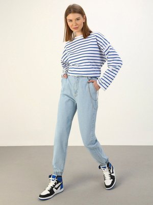 Doğal Kumaşlı Zincir Detaylı Kot Pantolon Buz Mavi Doğal Kumaşlı Zincir Detaylı Kot Pantolon Buz Mavi