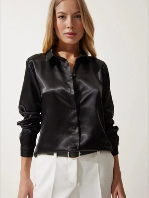 Siyah Küçük Ve Büyük Bedenler Hafif Dökümlü Saten Yüzeyli Gömlek Hzl25w