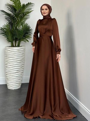 Samantha Önü Çapraz Detay Saten Abiye Elbise Kahverengi Samantha Önü Çapraz Detay Saten Abiye Elbise Kahverengi