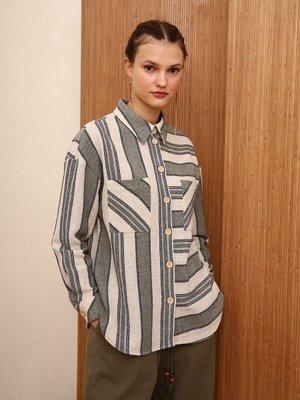 Siyah Haki Pamuklu Çizgili Cepli Yanları Yırtmaçlı Gömlek