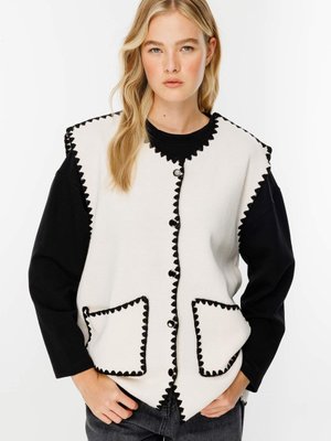 Kontrast Dikişli Krem Yelek