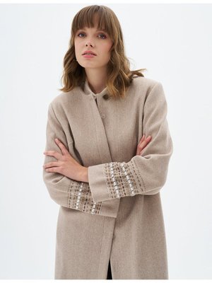 Kolu İşlemeli Kaşe Kaban Açık Bej Kolu İşlemeli Kaşe Kaban Açık Bej