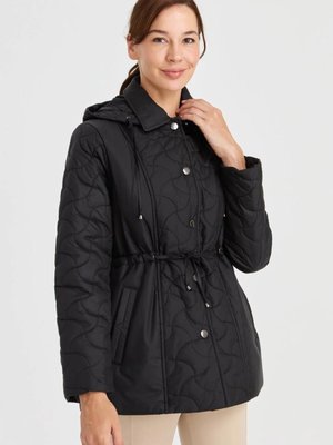 Siyah Kapüşonlu Beli Bağcıklı Mont Siyah Kapüşonlu Beli Bağcıklı Mont