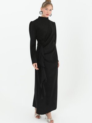 Siyah Krep Kumaş Yandan Bağlamalı Abiye Elbise